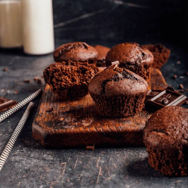 SteviaSweet Schokoladenmuffins auf dem Tisch ohne Zuckerzusatz