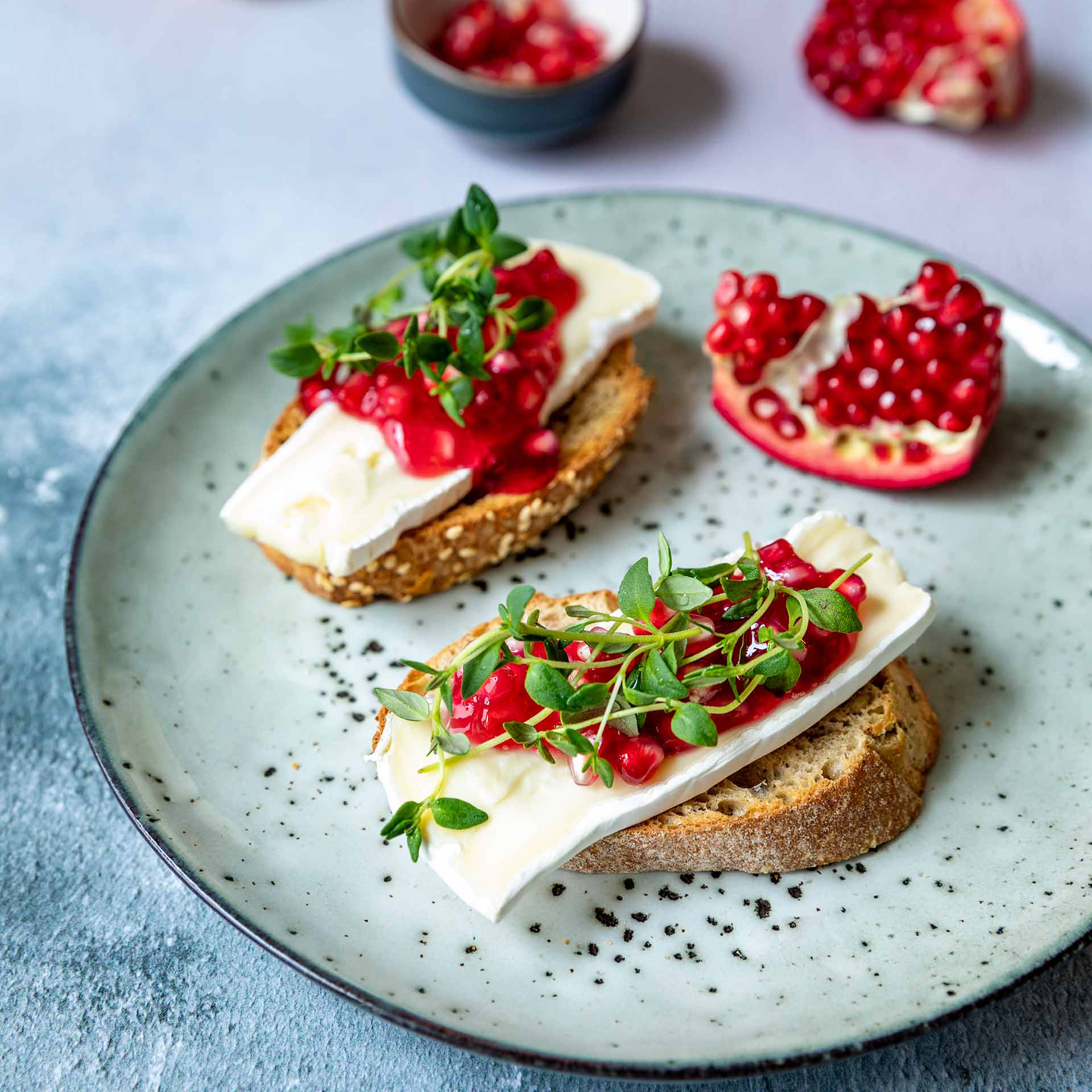 SteviaSweet | Granatapfel-Brie-Crostini ohne Zucker