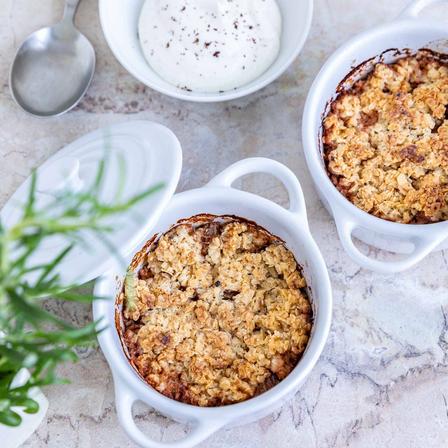 SteviaSweet | Rhabarber Birnen Crumble zuckerfrei