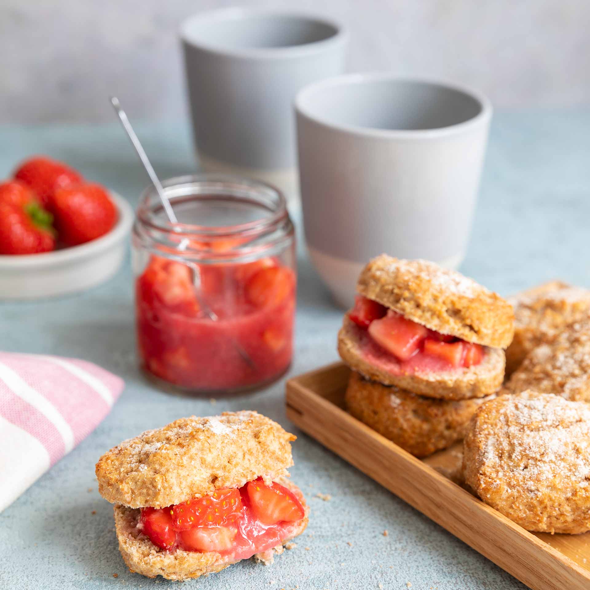 SteviaSweet | Vollkorn-Scones Erdbeerkonfi ohne Zucker SteviaSweet | Vollkorn-Scones Erdbeerkonfi ohne Zucker