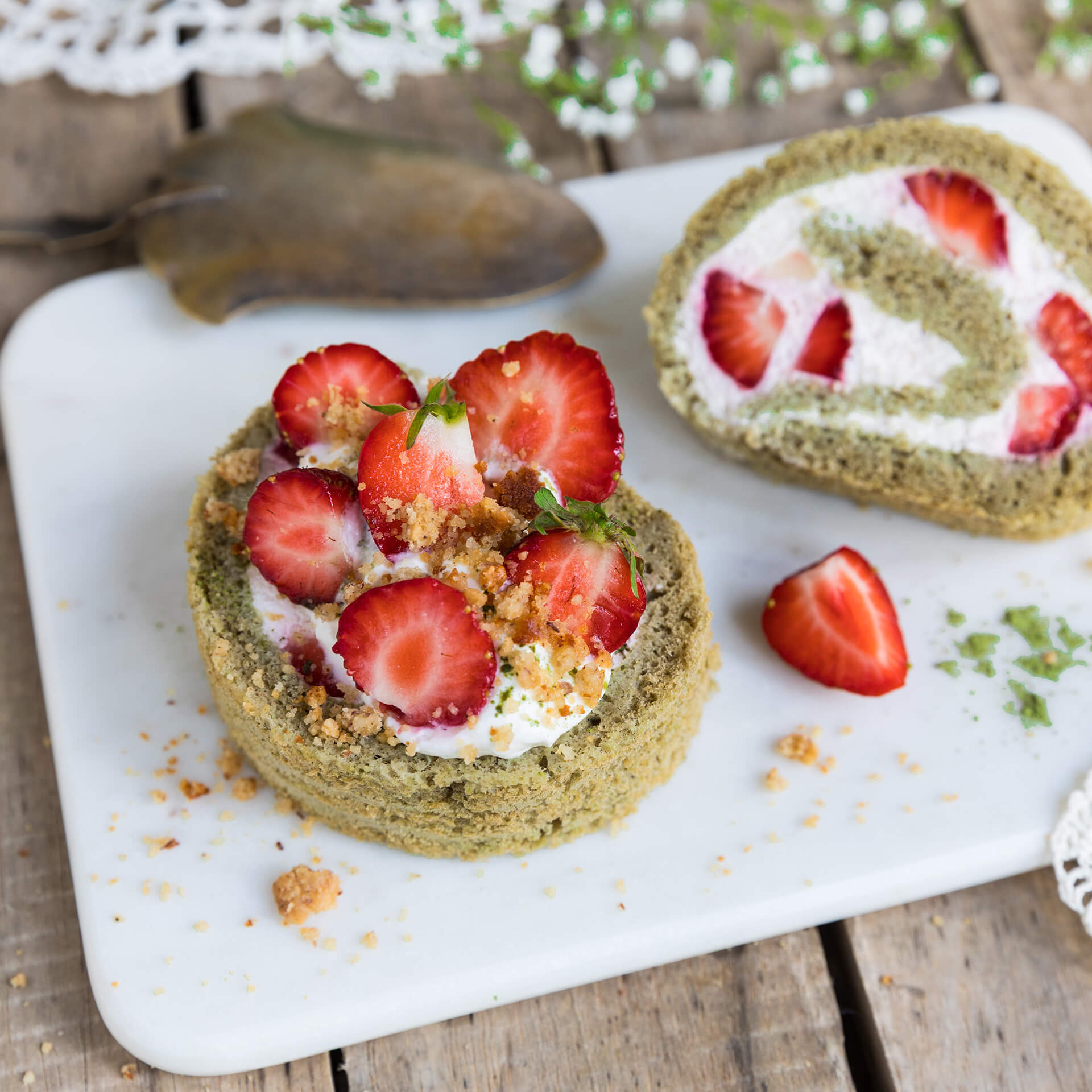 SteviaSweet | Swiss roll with matcha and strawberries