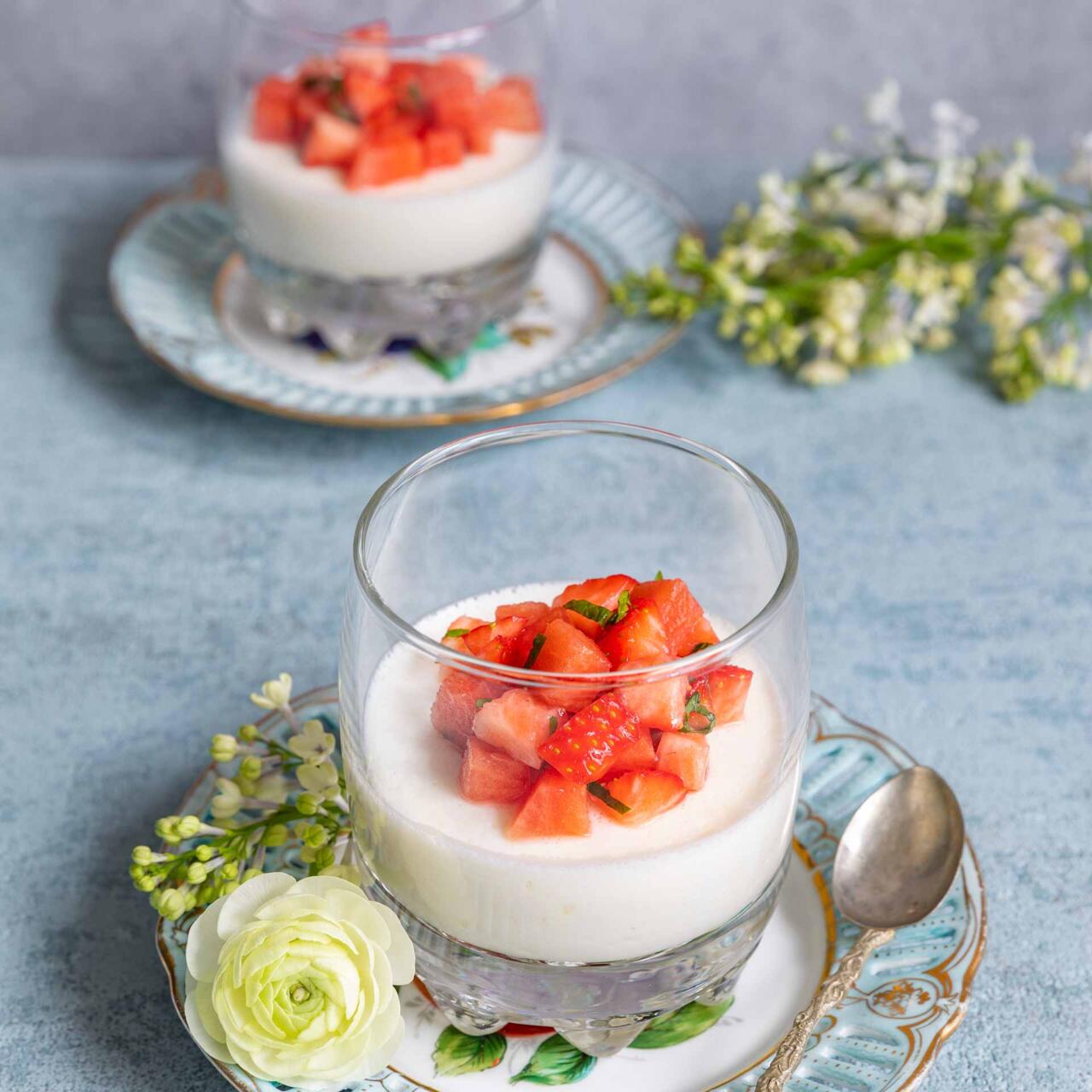 SteviaSweet Panna cotta au yaourt et salade pastèquefraises